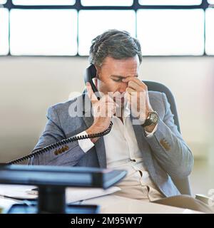 Homme d'affaires âgé, mal de tête et appel téléphonique au bureau pour la communication en ligne et employé fatigué. Homme frustré, douleur à la tête et stress lié à la date limite Banque D'Images