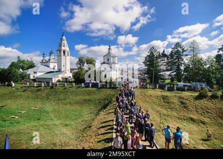 LUH, RUSSIE - 27 AOÛT 2016 : ensemble de Temple du village de Luh avec des touristes en vacances à la fête d'Onion, Russie Banque D'Images