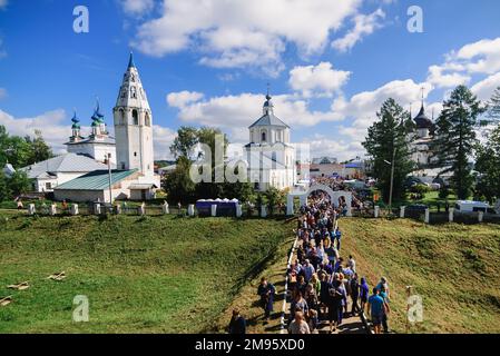 LUH, RUSSIE - 27 AOÛT 2016 : ensemble de Temple du village de Luh avec des touristes en vacances à la fête d'Onion, Russie Banque D'Images