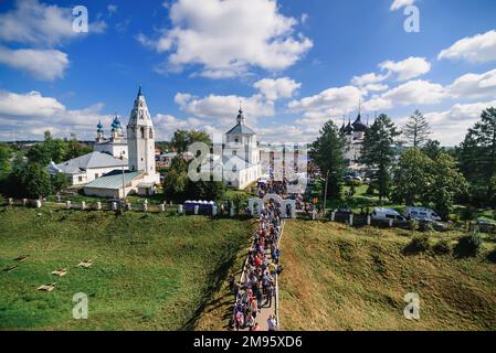 LUH, RUSSIE - 27 AOÛT 2016 : ensemble de Temple du village de Luh avec des touristes en vacances à la fête d'Onion, Russie Banque D'Images