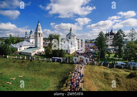 LUH, RUSSIE - 27 AOÛT 2016 : ensemble de Temple du village de Luh avec des touristes en vacances à la fête d'Onion, Russie Banque D'Images