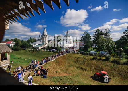 LUH, RUSSIE - 27 AOÛT 2016 : ensemble de Temple du village de Luh avec des touristes en vacances à la fête d'Onion, Russie Banque D'Images