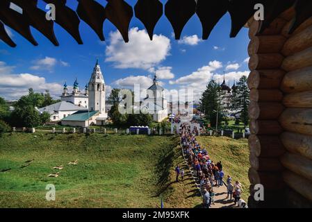 LUH, RUSSIE - 27 AOÛT 2016 : ensemble de Temple du village de Luh avec des touristes en vacances à la fête d'Onion, Russie Banque D'Images