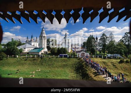 LUH, RUSSIE - 27 AOÛT 2016 : ensemble de Temple du village de Luh avec des touristes en vacances à la fête d'Onion, Russie Banque D'Images