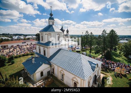 LUH, RUSSIE - 27 AOÛT 2016 : ensemble de Temple du village de Luh avec des touristes en vacances à la fête d'Onion, Russie Banque D'Images