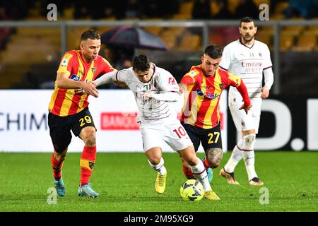 Brahim Diaz, milieu de terrain de Milan, entre Alexis Blin, milieu de terrain de Lecce et Gabriel Strefezza, avant de Lecce pendant le championnat italien série Un match de football entre US Lecce et AC Milan sur 14 janvier 2023 au stade via del Mare à Lecce, Italie - photo: Marco Verri/DPPI/LiveMedia Banque D'Images