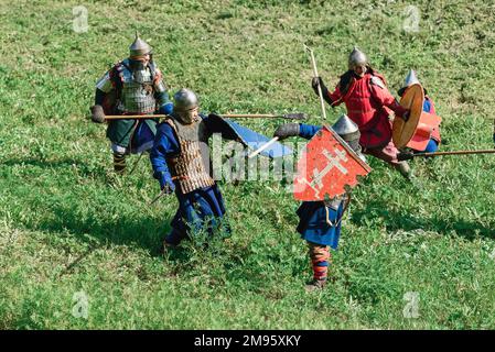 LUH, RUSSIE - 27 AOÛT 2016 : reconstruction de la bataille médiévale de chevaliers en armure et armes au festival des oignons dans le village de Luh Banque D'Images