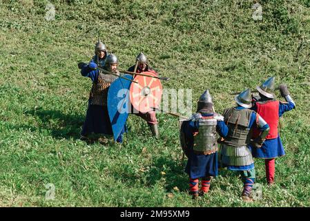 LUH, RUSSIE - 27 AOÛT 2016 : reconstruction de la bataille médiévale de chevaliers en armure et armes au festival des oignons dans le village de Luh Banque D'Images