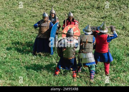 LUH, RUSSIE - 27 AOÛT 2016 : reconstruction de la bataille médiévale de chevaliers en armure et armes au festival des oignons dans le village de Luh Banque D'Images