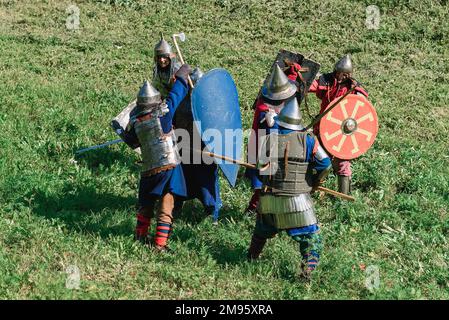 LUH, RUSSIE - 27 AOÛT 2016 : reconstruction de la bataille médiévale de chevaliers en armure et armes au festival des oignons dans le village de Luh Banque D'Images