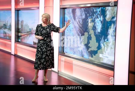 Carol Kirkwood, présentatrice de la météo au studio, tandis que BBC Breakfast célèbre son anniversaire de 40th avec un spectacle spécial et des invités à MediaCityUK, Salford. Date de la photo: Mardi 17 janvier 2023. Banque D'Images