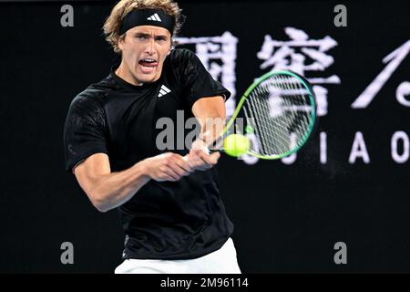 Melbourne, Australie. 17th janvier 2023. Alexander Zverev, d'Allemagne, est en compétition lors du match de 1st tours de singles masculin contre Juan Pablo Varillas, du Pérou, au tournoi de tennis Open d'Australie, à Melbourne, en Australie, le 17 janvier 2023. Credit: Guo Lei/Xinhua/Alay Live News Banque D'Images