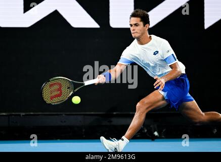 Melbourne, Australie. 17th janvier 2023. Juan Pablo Varillas du Pérou participe au match de la manche des hommes en 1st contre Alexander Zverev de l'Allemagne au tournoi de tennis Open d'Australie, à Melbourne, en Australie, le 17 janvier 2023. Credit: Guo Lei/Xinhua/Alay Live News Banque D'Images