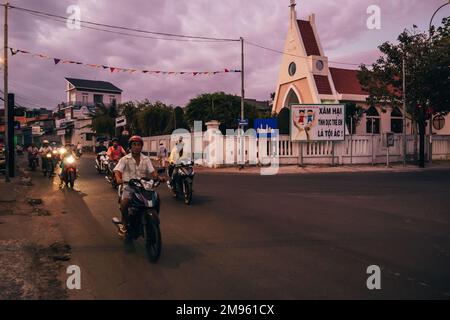 MUI ne, VIETNAM - VERS MARS 2017 : de nombreux Asiatiques sont en moto sur la route le soir, circulation intense Banque D'Images