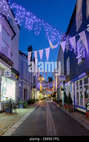 Royaume-Uni, Angleterre, Devon, Dartmouth, Foss Street avec décorations de Noël traditionnelles Banque D'Images