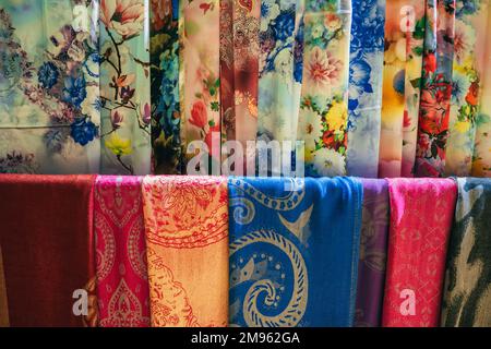 DA LAT, VIETNAM - 9 MARS 2017 : foulards de soie dans une usine de soie XQ à Da Lat, Vietnam Banque D'Images