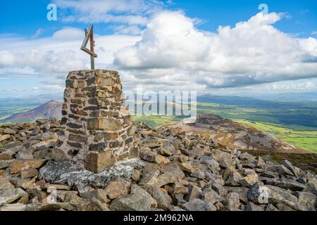 Marqueur sur le sommet de l'année eIFL au-dessus de Nant Gwrtheyrn, sur la péninsule de Llyn à Gwynedd, dans le nord du pays de Galles Banque D'Images