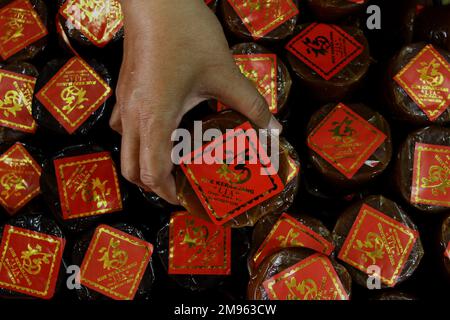 17 janvier 2023, Yogyakarta, région spéciale de Yogyakarta, Indonésie : un commerçant organise des gâteaux traditionnels, connus localement sous le nom de panels, sur un marché avant le nouvel an chinois, l'année du lapin à Yogyakarta. Les pays autour de l'Asie du Sud-est sont sur le point d'accueillir un nouvel an chinois vivant, le premier jour du nouvel an lunaire sur 22 janvier, inaugurera l'année du lapin d'eau. (Credit image: © Angga Budhiyanto/ZUMA Press Wire) USAGE ÉDITORIAL SEULEMENT! Non destiné À un usage commercial ! Banque D'Images