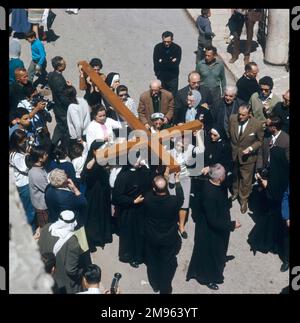 Vue aérienne des hommes, des femmes et des enfants lors d'une procession du Vendredi Saint le long de la via Dolorosa, Jérusalem. Banque D'Images