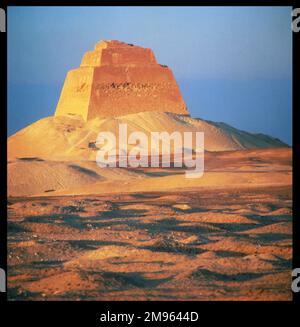 A l'origine, une pyramide à sept étages, la pyramide Maidum (Maidoum / Medum) aurait été commencée par Huni, le dernier dirigeant de la dynastie de 3rd, complétée par son fils Sneferu. Banque D'Images