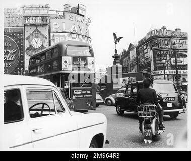 Une vue de Piccadilly Circus prise d'une voiture. Banque D'Images