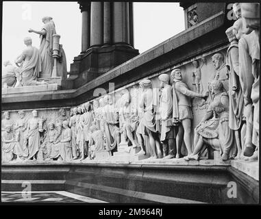 Une des frises sculptées autour de la base du Mémorial Albert, représentant Palissy, Cellini, Michael Angelo, Torrigiano, Et d'autres artistes de la Renaissance, etc Banque D'Images