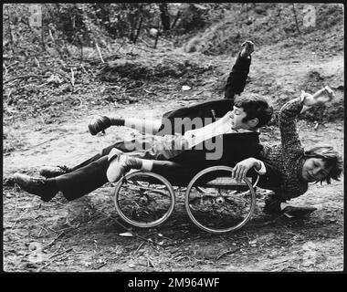 Deux garçons tombent d'un karting! Terrain de jeux de Horley, Surrey, Angleterre. Banque D'Images