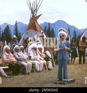 CHARLES, PRINCE DE GALLES avec les chefs indiens Stoney lors d'une visite au Canada en 1985. Banque D'Images