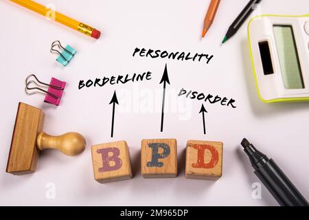 BPD - trouble de la personnalité Borderline. Blocs de bois sur une table de bureau blanche. Banque D'Images