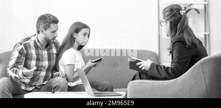 Psychologue donner un traitement familial pour papa maman et fille fille, psychologie. Père inquiet parler à la famille psychologue au sujet de téléphone enfant accro Banque D'Images