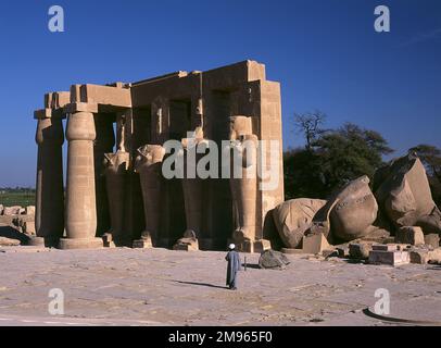 Le 'RAMESSEUM', le mausolée du Pharoah RAMSÈS égyptien II Nous voyons ici les 4 piliers Osiris et les 2 piliers papyrus, avec la statue déchue de Ramsès, Thèbes (Louxor), Égypte Banque D'Images