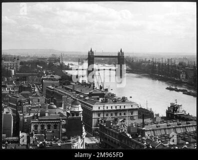 Tower Bridge, la Tamise, photographiée du Monument. La Tour de Londres est en partie visible à l'extrême gauche de la photo. Banque D'Images