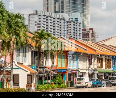 Boutiques traditionnelles sur Tg Pagar Rd et tours résidentielles en arrière-plan Tanjong Pagar Singapour Banque D'Images