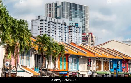 Boutiques traditionnelles sur Tg Pagar Rd et tours résidentielles en arrière-plan Tanjong Pagar Singapour Banque D'Images