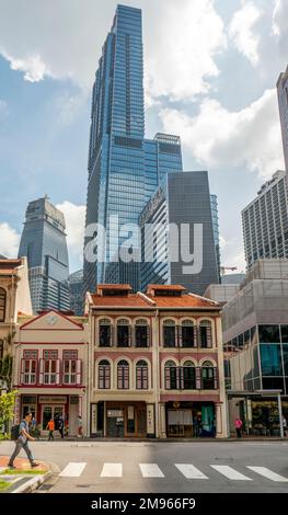 Boutiques traditionnelles sur Tg Pagar Rd et tours de bureaux du CBD en arrière-plan Tanjong Pagar Singapour Banque D'Images