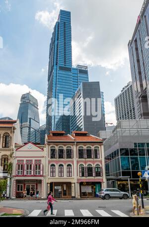 Boutiques traditionnelles sur Tg Pagar Rd et tours de bureaux du CBD en arrière-plan Tanjong Pagar Singapour Banque D'Images