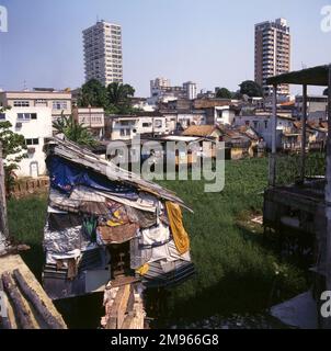 Un sac de plastique et de bois se dresse inconfortablement devant un horizon plus moderne à Manaus, au Brésil Banque D'Images