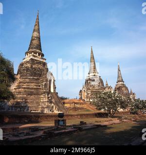 Vue sur les trois Chedis en forme de cloche (tombes royales) du temple Wat Phra si Sanphet (construit entre 1492 et 1532) à Ayutthaya, Thaïlande. Le temple a pris son nom de la grande image de Bouddha érigée là en 1503 -- il a été détruit quand les Birmans ont détruit la ville en 1767. Banque D'Images