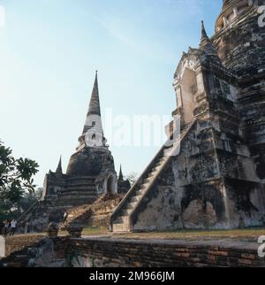 Vue de deux des trois Chedis en forme de cloche (tombes royales) du temple Wat Phra si Sanphet (construit entre 1492 et 1532) à Ayutthaya, Thaïlande. Le temple a pris son nom de la grande image de Bouddha érigée là en 1503 -- il a été détruit quand les Birmans ont détruit la ville en 1767. Banque D'Images