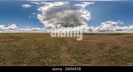 Vue panoramique à 360° de Vue panoramique 360 hdri parfaite entre les champs agricoles avec des nuages dans le ciel couvert en projection sphérique équirectangulaire, prête pour VR AR virtuel