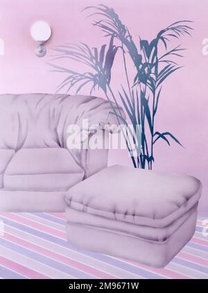 Un intérieur de salon 1980s dans les tons pastel de pourpre et bleu, avec une moquette rayée, une plante de fougères et une suite de trois pièces Banque D'Images