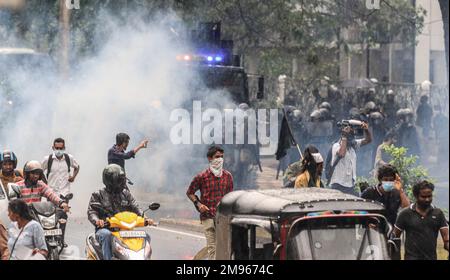 Colombo, province de l'Ouest, Sri Lanka. 16th janvier 2023. Les forces de sécurité ont déclenché des gaz lacrymogènes pour disperser une marche de protestation contre la répression du gouvernement et la crise économique actuelle à Colombo, au Sri Lanka, le 16 janvier 2023. (Credit image: © Saman Abesiriwardana/Pacific Press via ZUMA Press Wire) USAGE ÉDITORIAL SEULEMENT! Non destiné À un usage commercial ! Banque D'Images