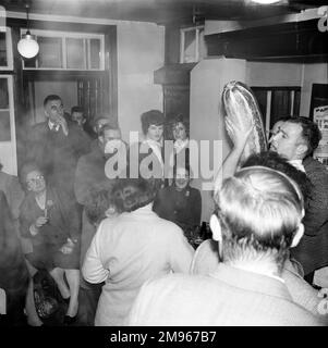 Harvest Festival au pub White Hart, à la fois emballé et fumé, Worcestershire. Photographie de Norman Synge Waller Budd Banque D'Images