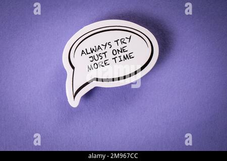 Essayez toujours une fois de plus. Bulle vocale avec texte sur fond violet. Banque D'Images