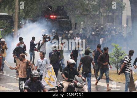 Colombo, province de l'Ouest, Sri Lanka. 16th janvier 2023. Les forces de sécurité ont déclenché des gaz lacrymogènes pour disperser une marche de protestation contre la répression du gouvernement et la crise économique actuelle à Colombo, au Sri Lanka, le 16 janvier 2023. (Credit image: © Saman Abesiriwardana/Pacific Press via ZUMA Press Wire) USAGE ÉDITORIAL SEULEMENT! Non destiné À un usage commercial ! Banque D'Images