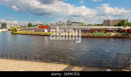 Berlin, Allemagne - 6 juillet 2011 : foules assises sur des chaises pliantes sur le versant sud de la Spree. Vue depuis la gare de Berlin Hauptbahnhof. Banque D'Images