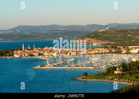 Une vue lointaine sur le port et la ville d'Izola, en Slovénie, en fin d'après-midi. Banque D'Images