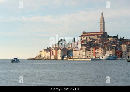 Une vue lointaine de Rovinj, sur la côte ouest de l'Istrie, Croatie, avec l'église paroissiale de St Eufemia sur la colline. Banque D'Images