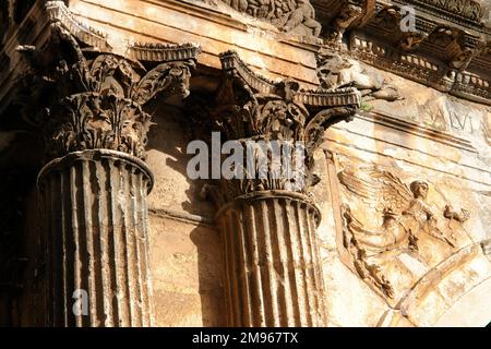 Détail de l'arche triomphale du Sergii à Pula, sur la côte ouest de l'Istrie, Croatie. Cette ancienne arche romaine commémore trois frères de la famille Sergii, en particulier Lucius Sergius Lepidus, une tribune qui a combattu dans la bataille d'Actium. Il a été payé par la femme de Lepidus, Salvia Postuma Sergia, et a été utilisé à l'origine comme porte de ville. Banque D'Images