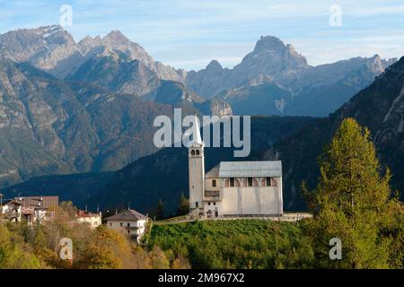 Une église dans la commune de Pieve di Cadore, dans la province de trente (Trentin), dans le nord de l'Italie. Banque D'Images